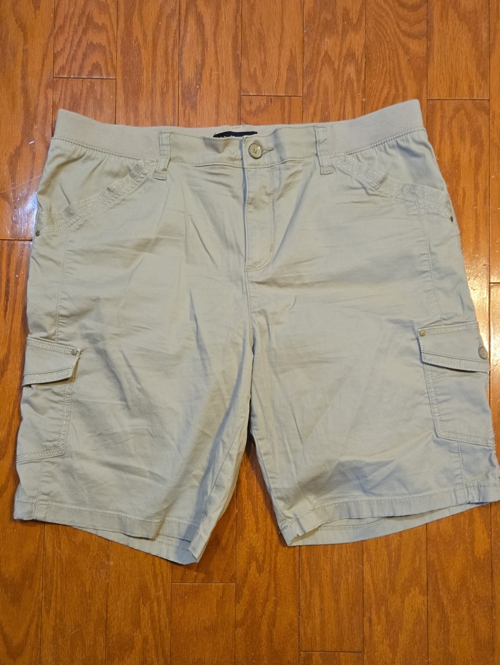 Lee Women's Cargo Shorts in Light Tan Size 14 EUC